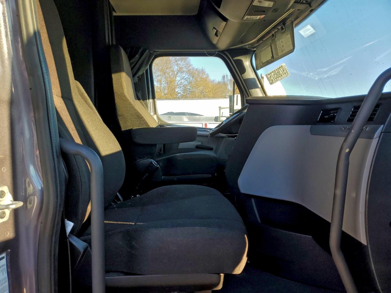 Lot #3316800425 2025 FREIGHTLINER CASCADIA 1