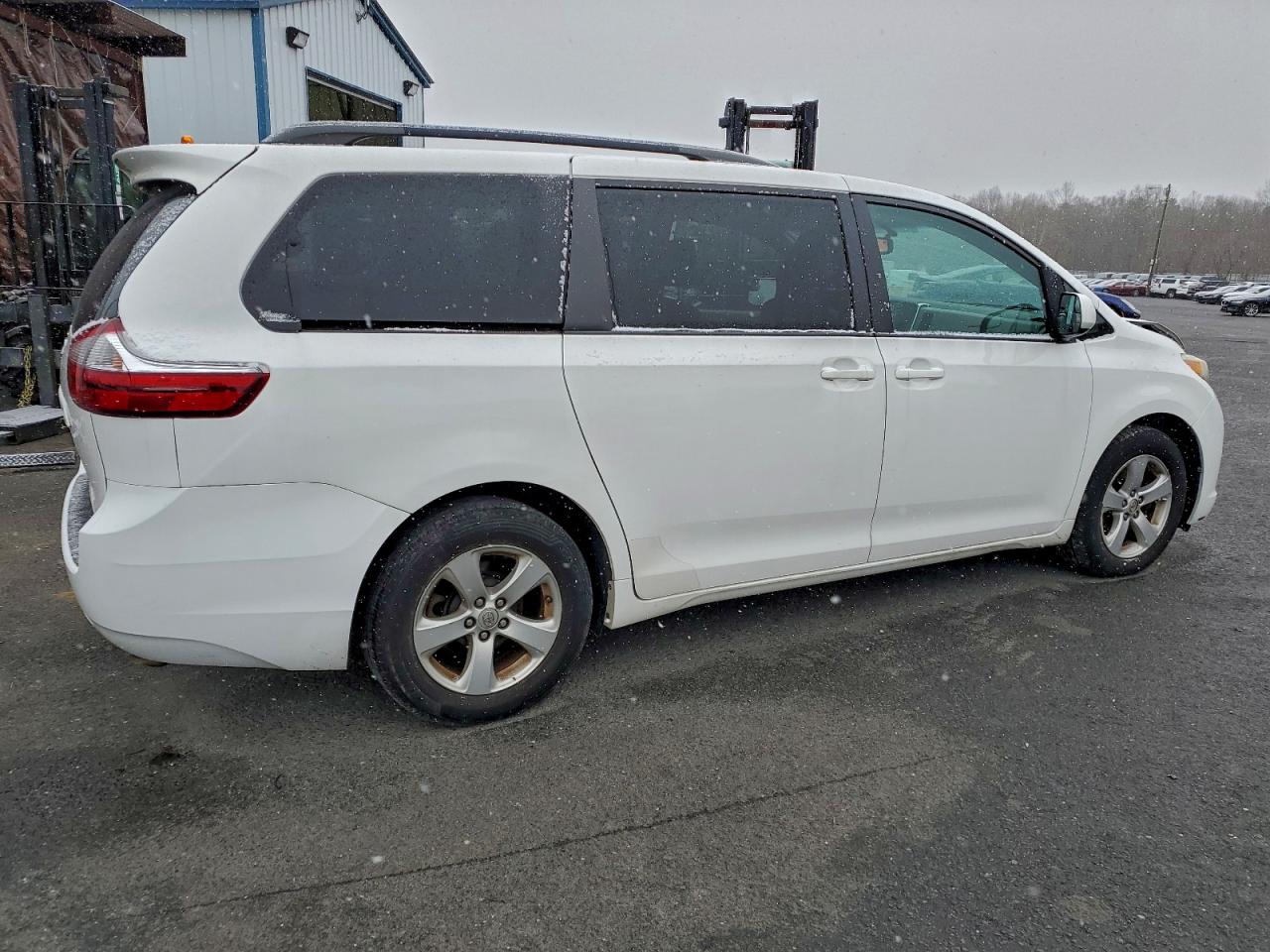 Lot #3305340321 2017 TOYOTA SIENNA LE