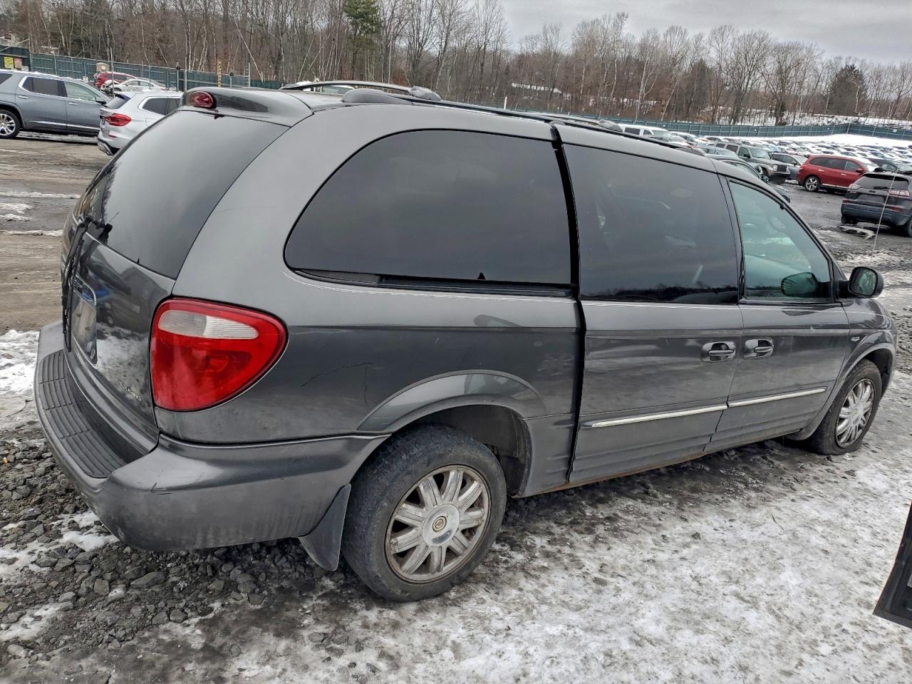 Lot #3308459320 2004 CHRYSLER TOWN & COU
