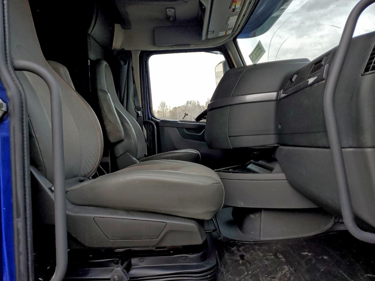 Lot #3317790111 2021 VOLVO VN VNL