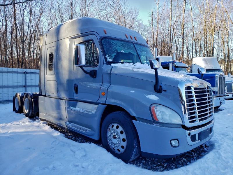 2016 FREIGHTLINER CASCADIA #3309432996
