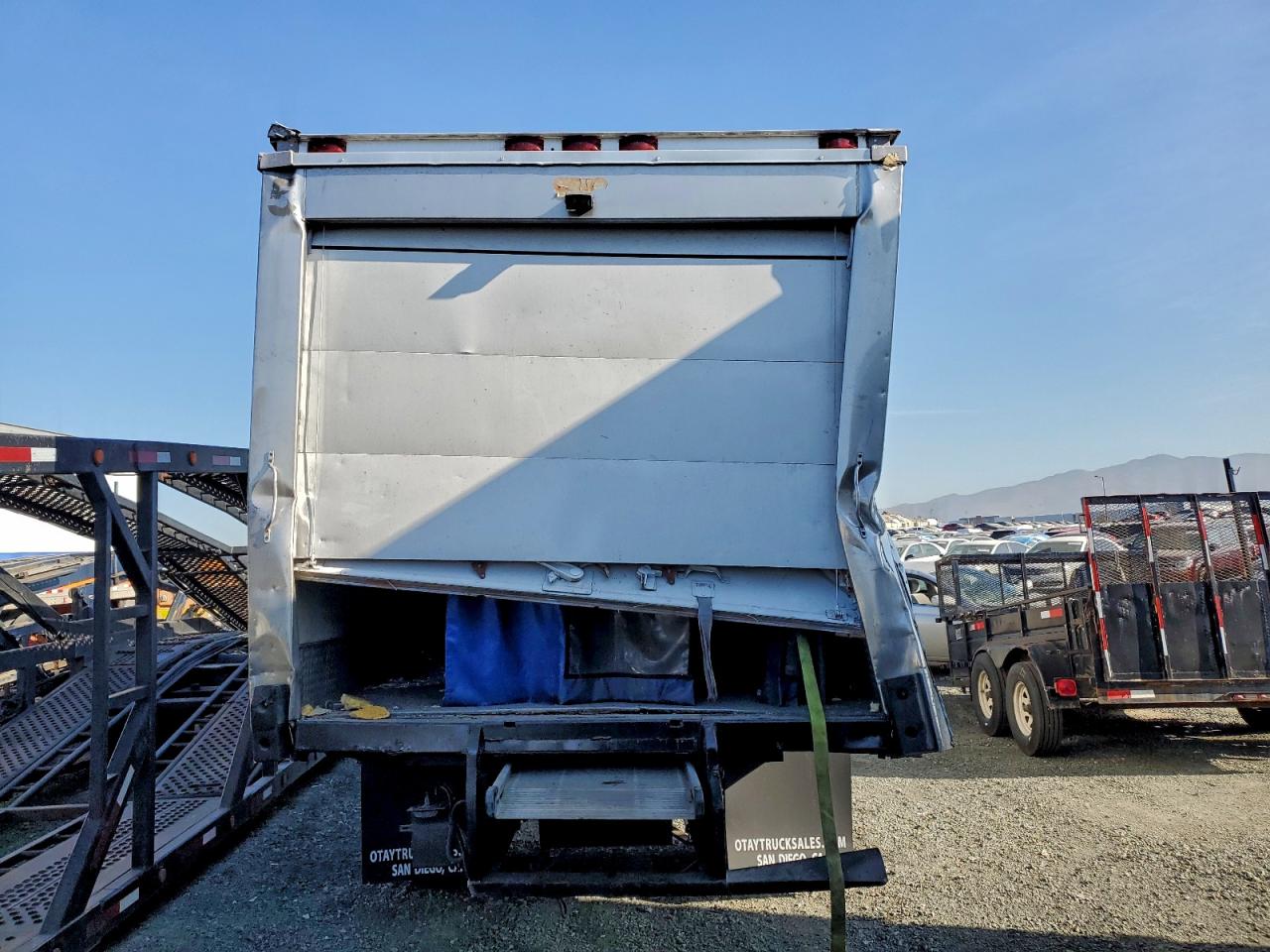 Lot #3302820930 2016 HINO 195