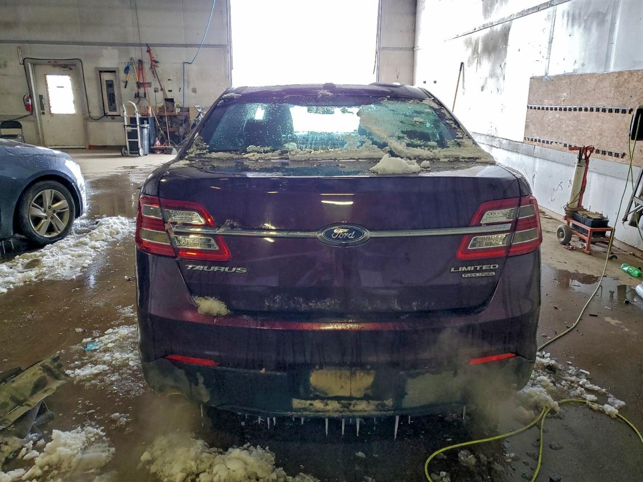 Lot #3315660795 2018 FORD TAURUS LIM