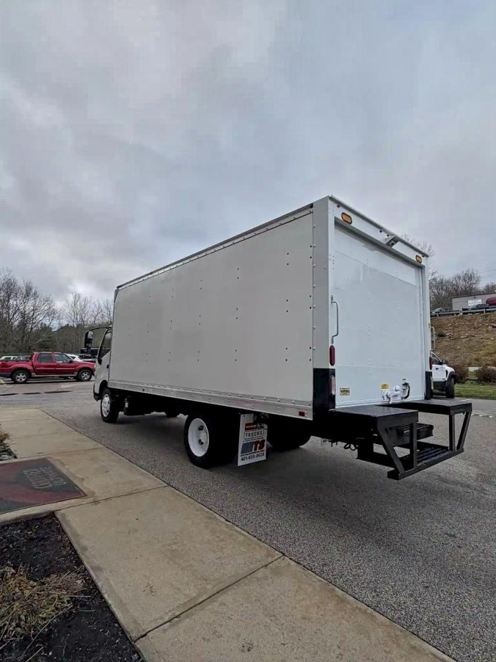 Lot #3316737446 2019 HINO 195