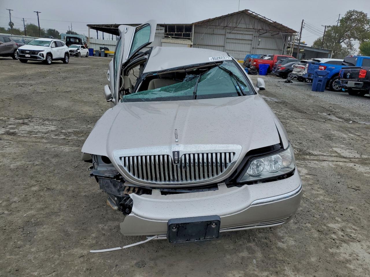 Lot #3311679228 2009 LINCOLN TOWN CAR S