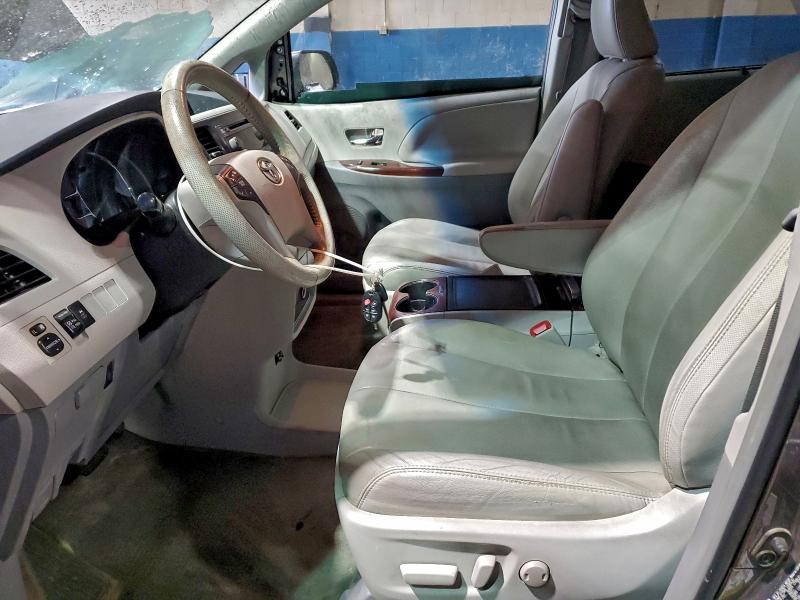 2013 TOYOTA SIENNA XLE #3304547437