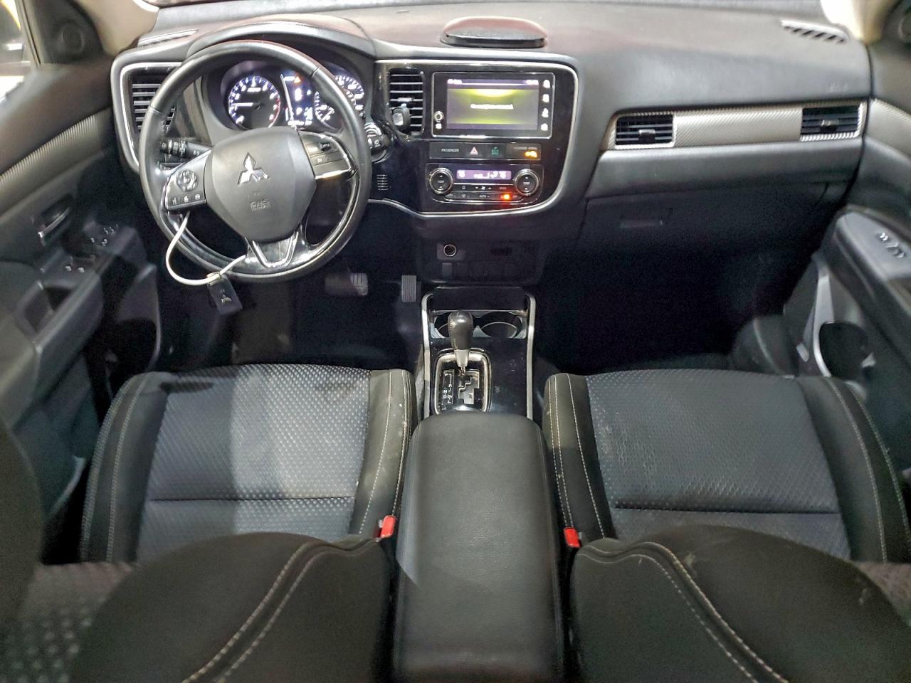 MITSUBISHI OUTLANDER SE