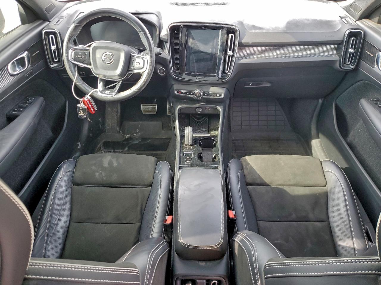 VOLVO XC40 T5 MOMENTUM