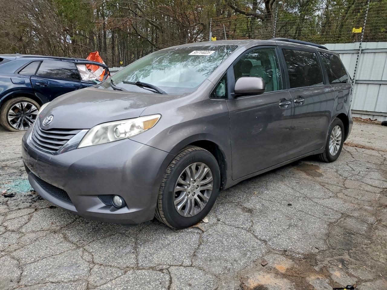 TOYOTA SIENNA XLE