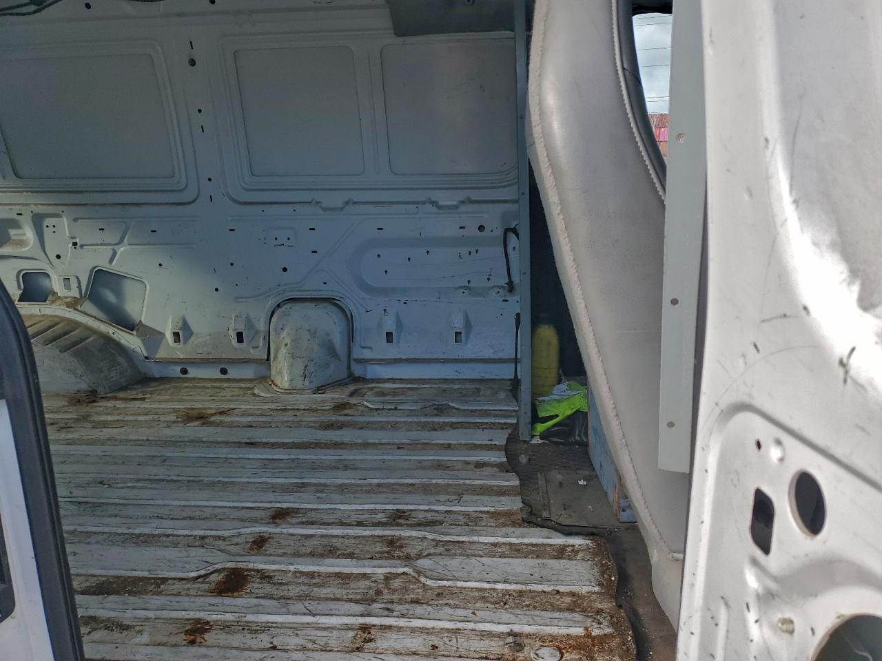 Lot #3310322003 2005 FORD E150