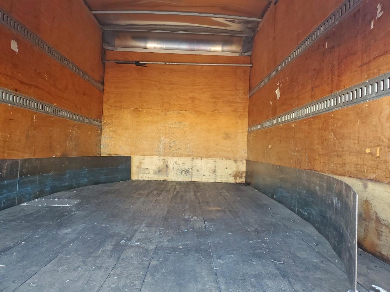 Lot #3304523442 2015 HINO 195