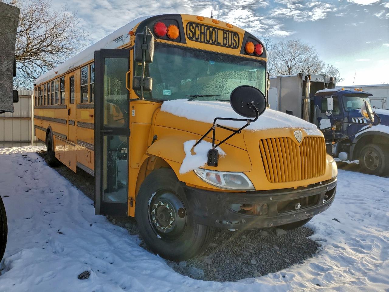 Lot #3316771409 2015 IC CORPORATION 3000 CE