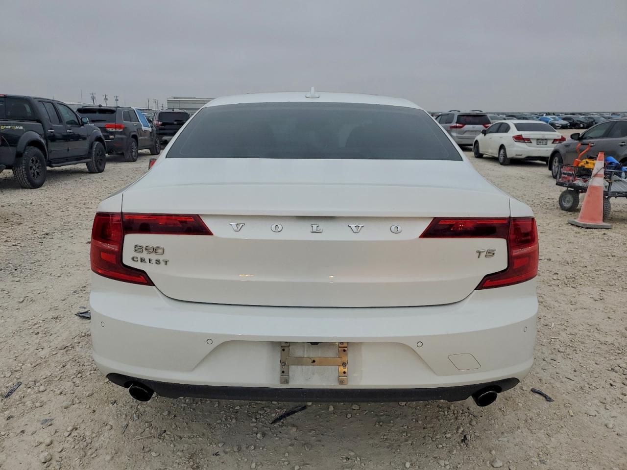 VOLVO S90 T5 MOMENTUM