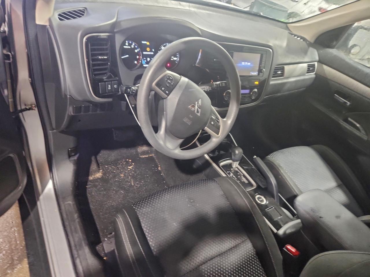 MITSUBISHI OUTLANDER SE