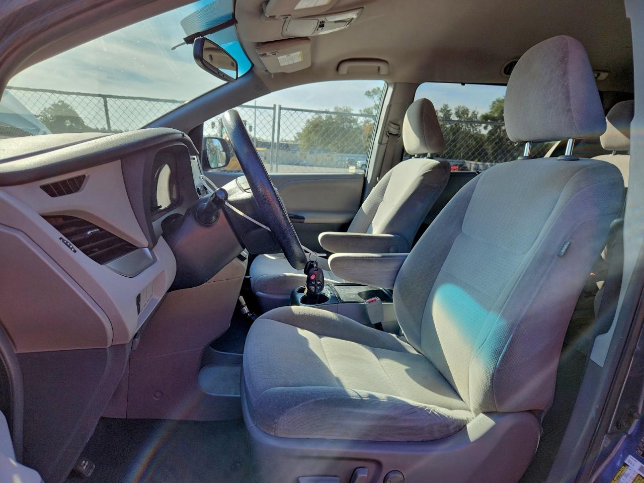 Lot #3315892149 2015 TOYOTA SIENNA LE