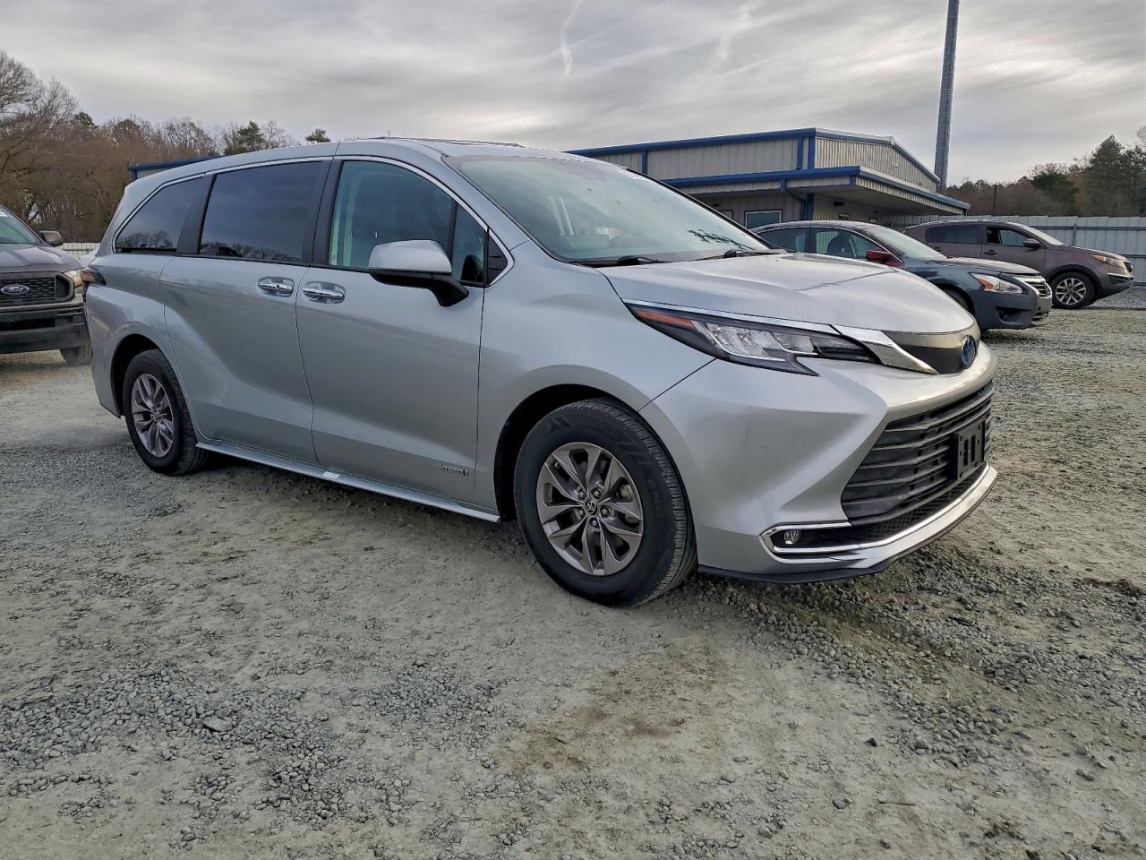 Lot #3317828193 2021 TOYOTA SIENNA XLE