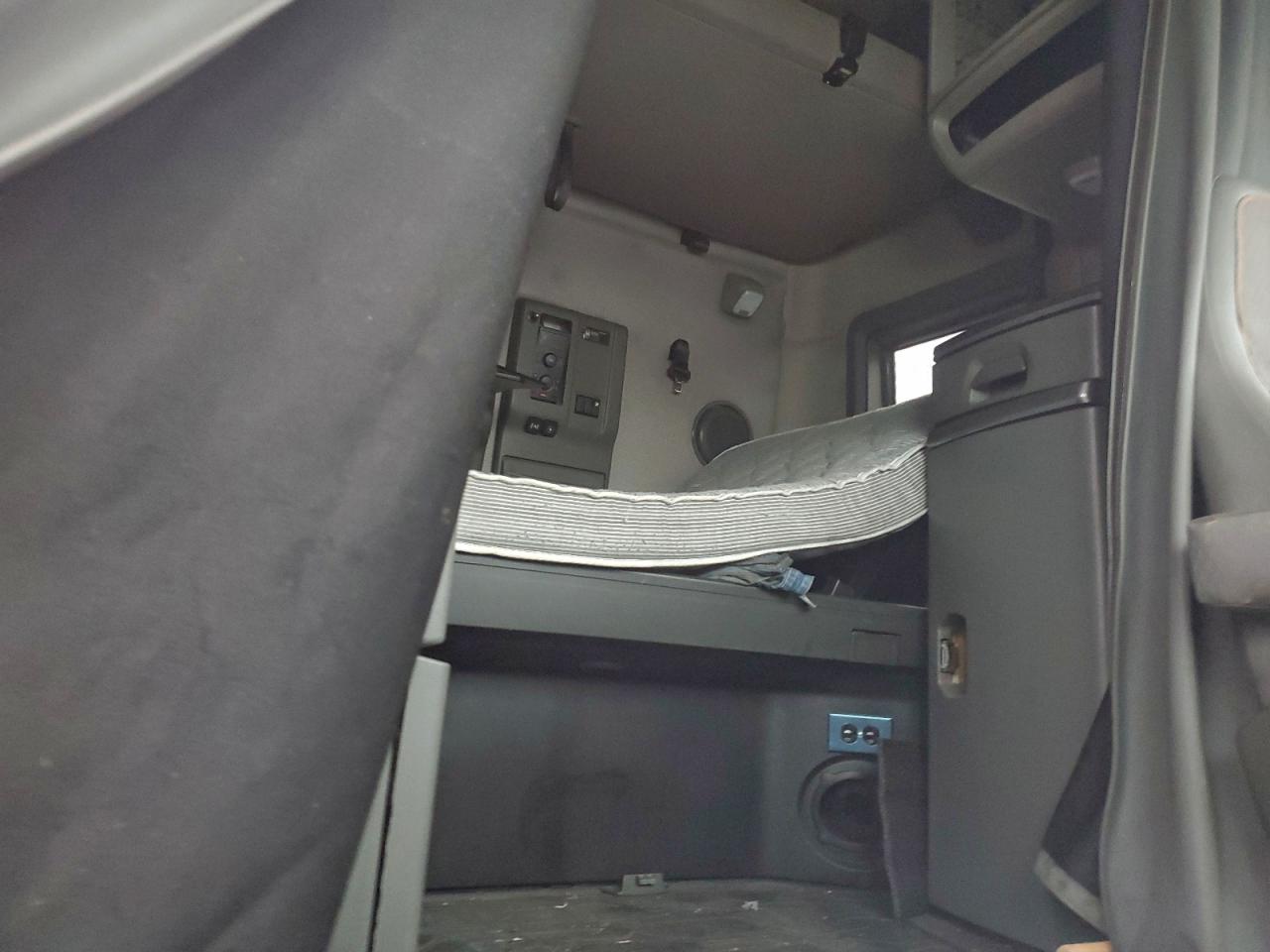 Lot #3319339971 2019 VOLVO VNL