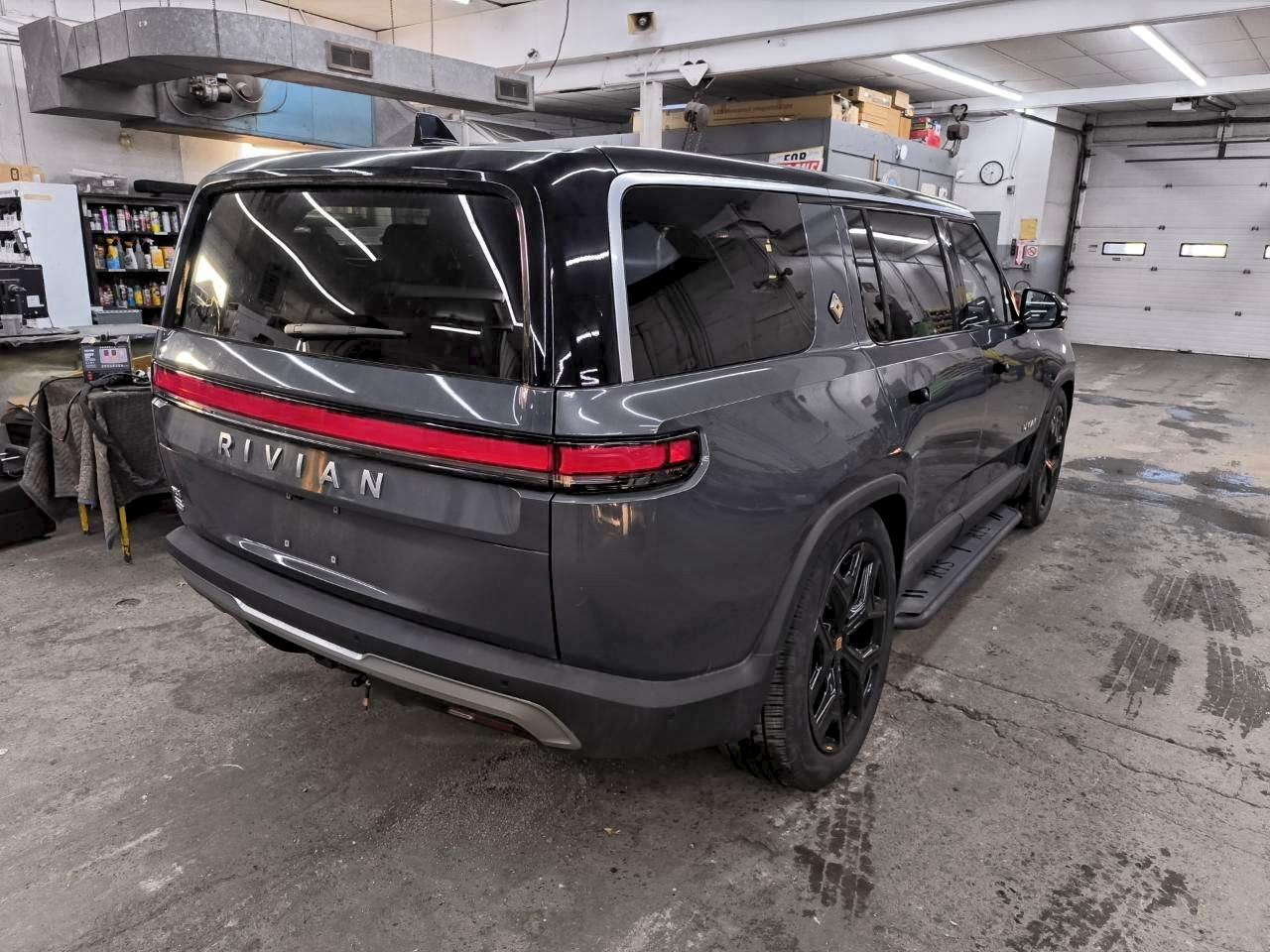 Lot #3318925949 2024 RIVIAN R1S ADVENT