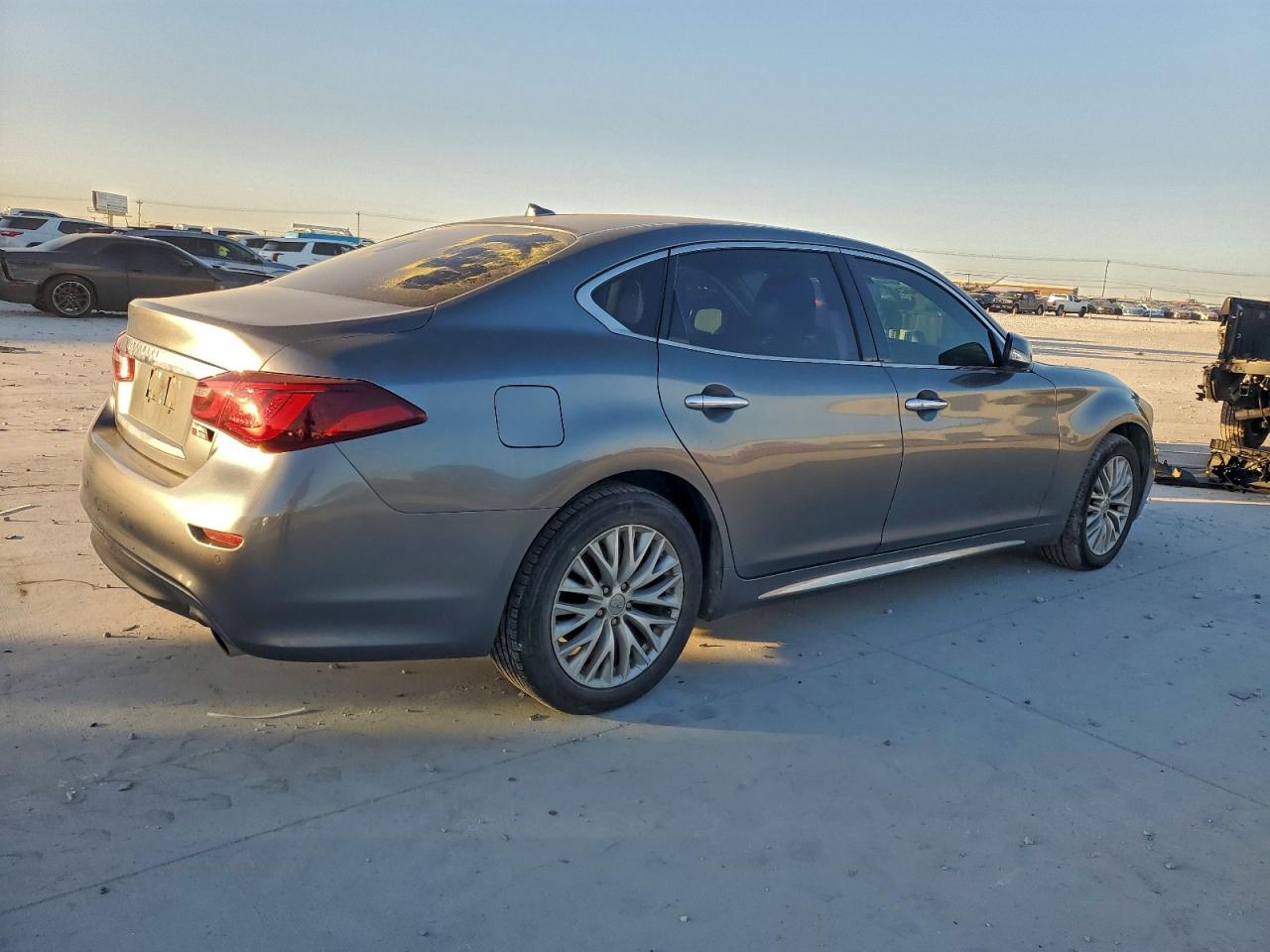 INFINITI Q70 3.7