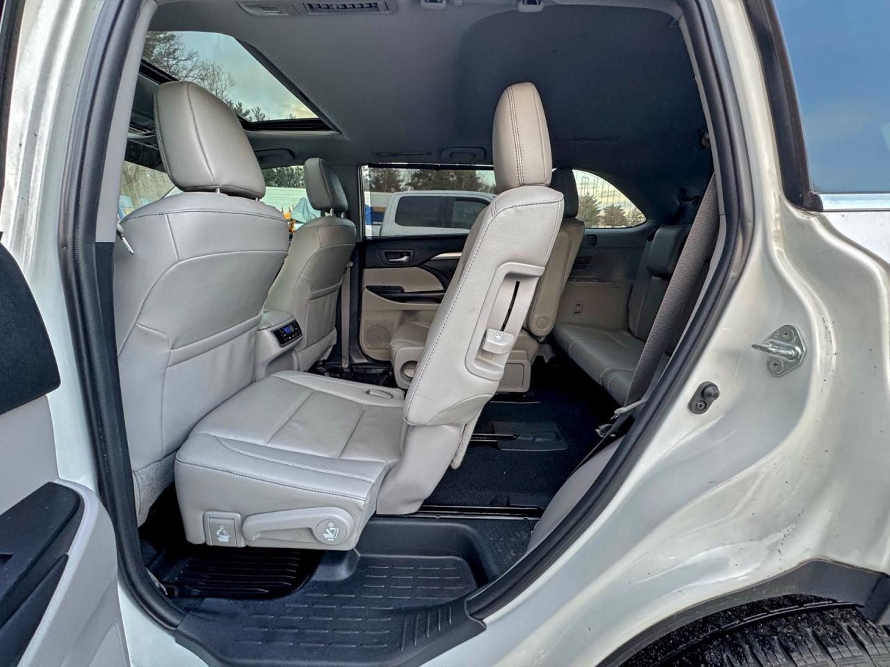 Lot #3318894957 2019 TOYOTA HIGHLANDER