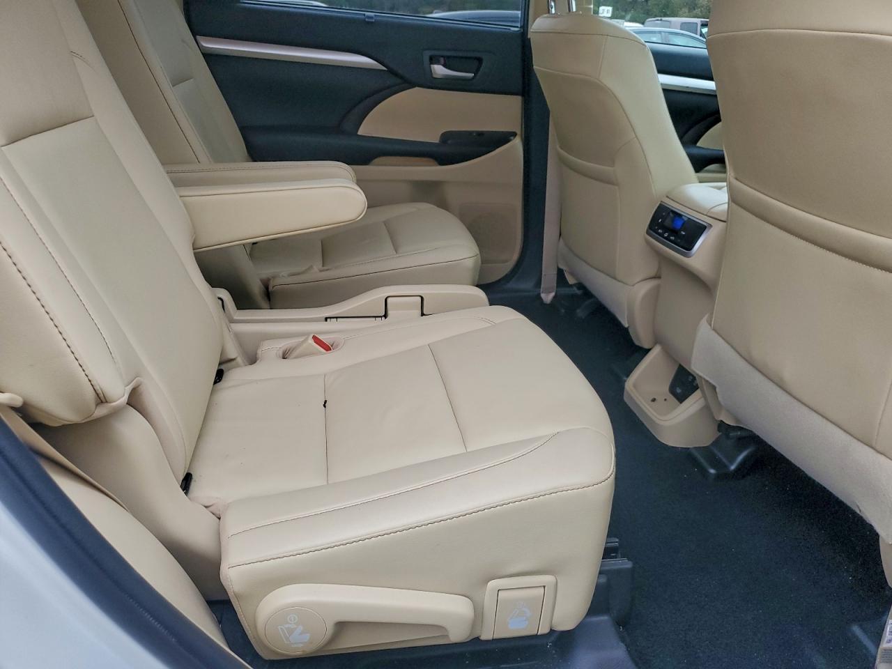 TOYOTA HIGHLANDER SE