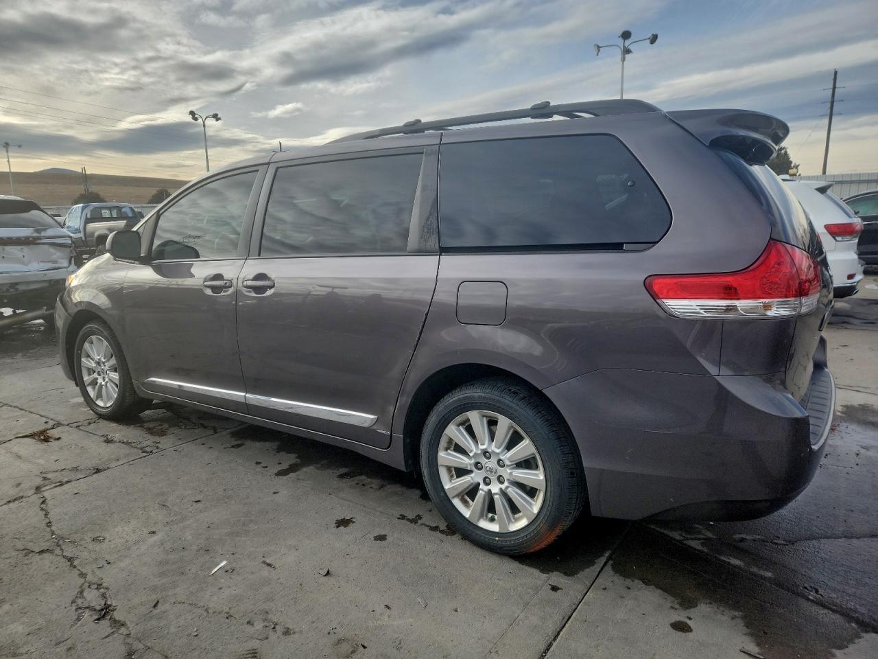 TOYOTA SIENNA XLE