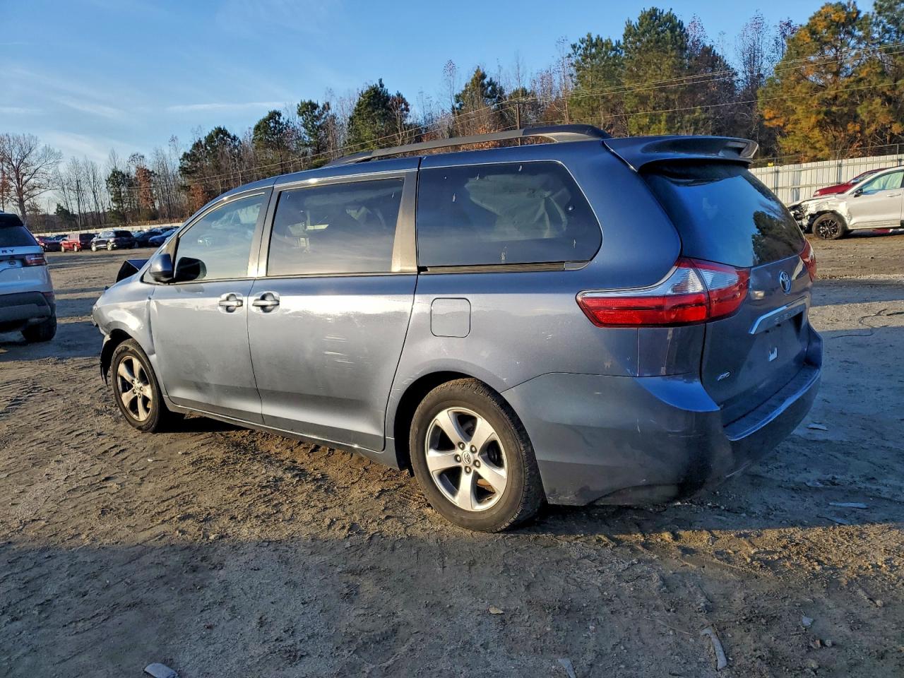 Lot #3309286615 2017 TOYOTA SIENNA LE