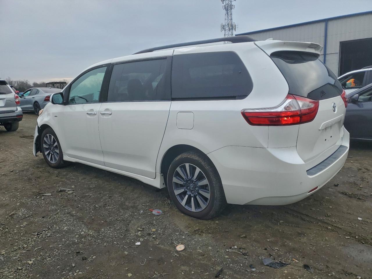 TOYOTA SIENNA XLE