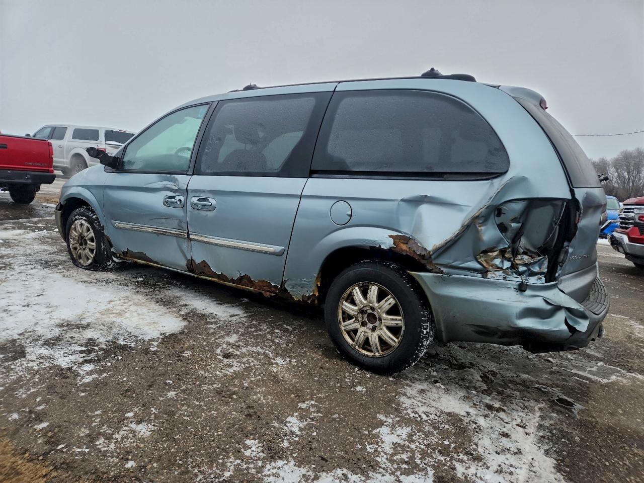 Lot #3302839911 2005 CHRYSLER TOWN & COU