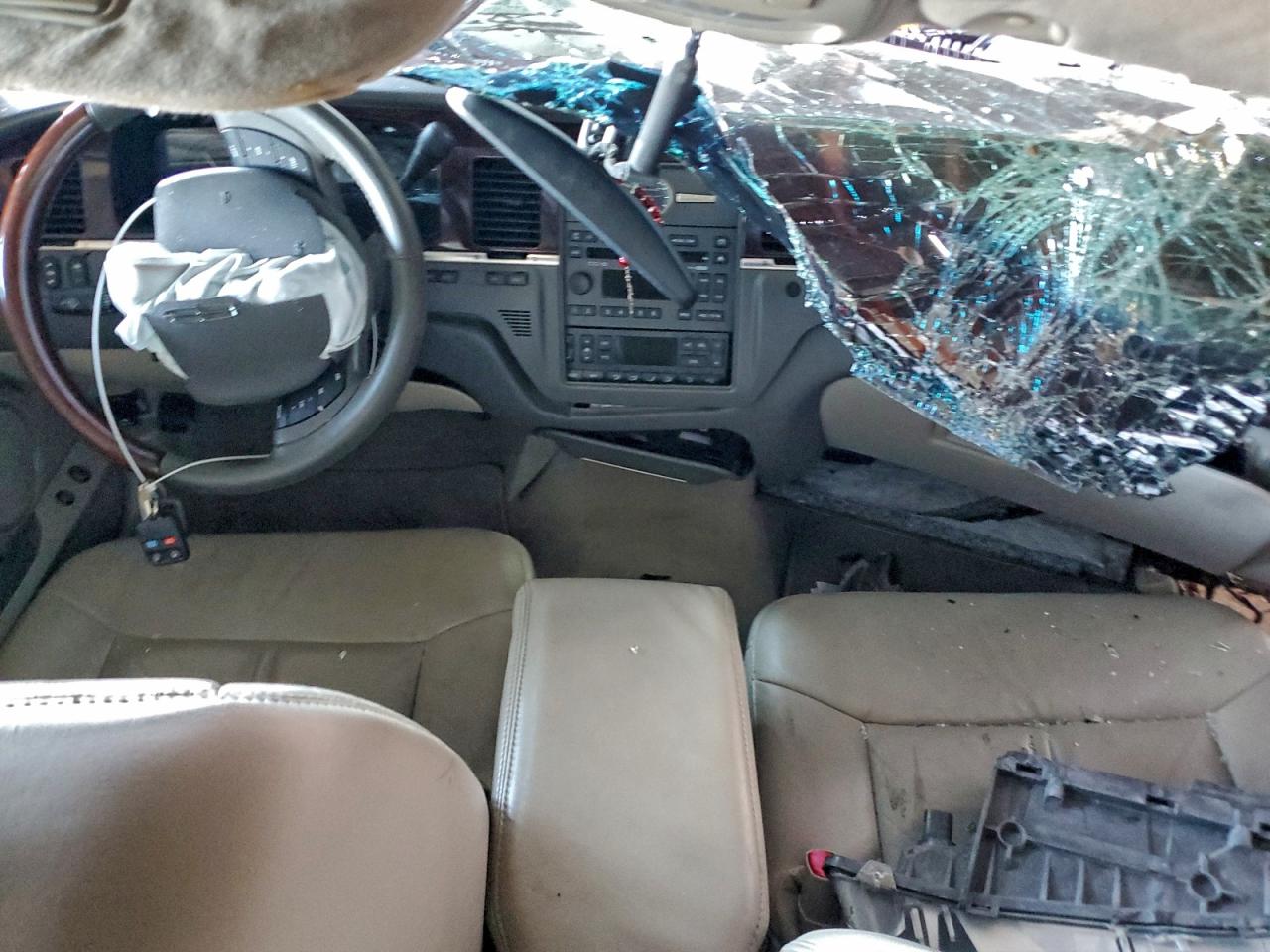 Lot #3311679228 2009 LINCOLN TOWN CAR S