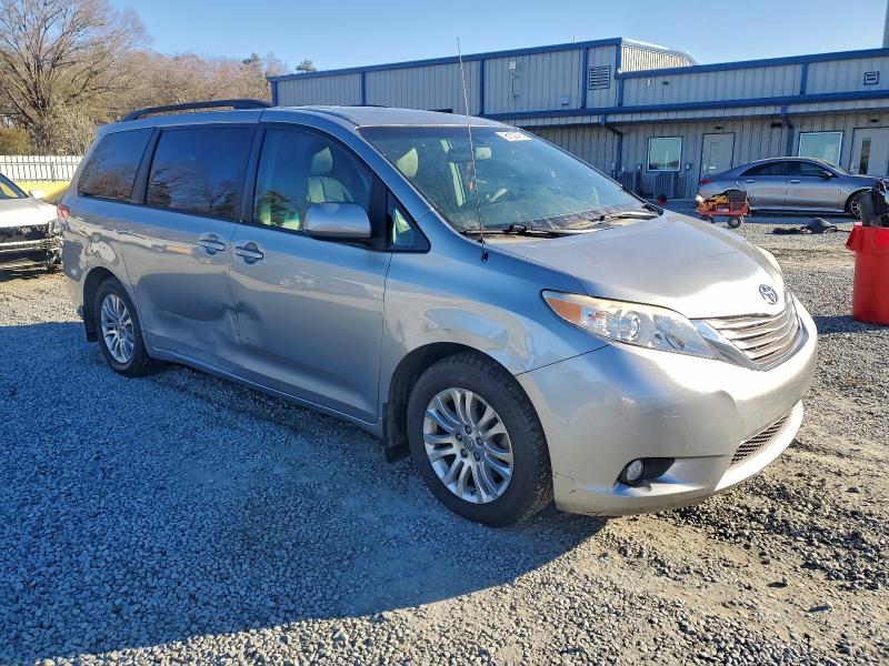 2014 TOYOTA SIENNA XLE #3311583840