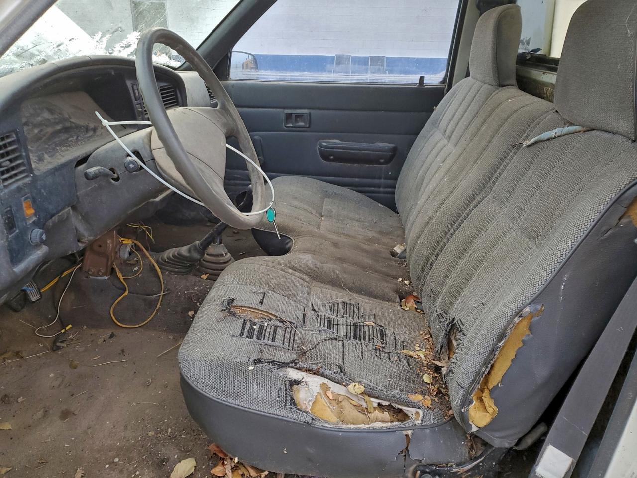 Lot #3304935563 1989 TOYOTA PICKUP 1/2