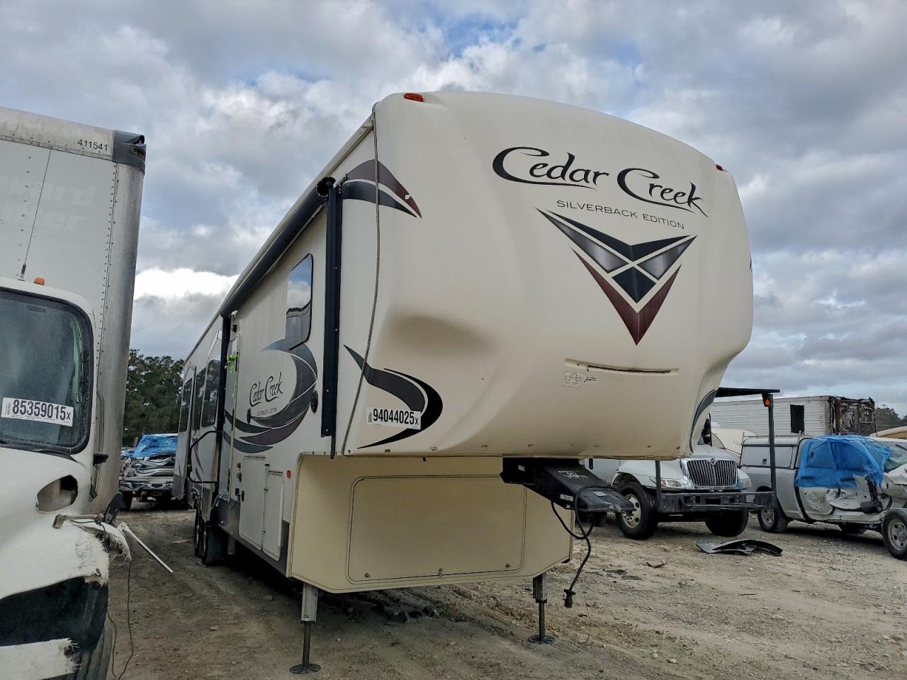 Lot #3303482906 2019 CEDAR CREEK 5TH WHEEL
