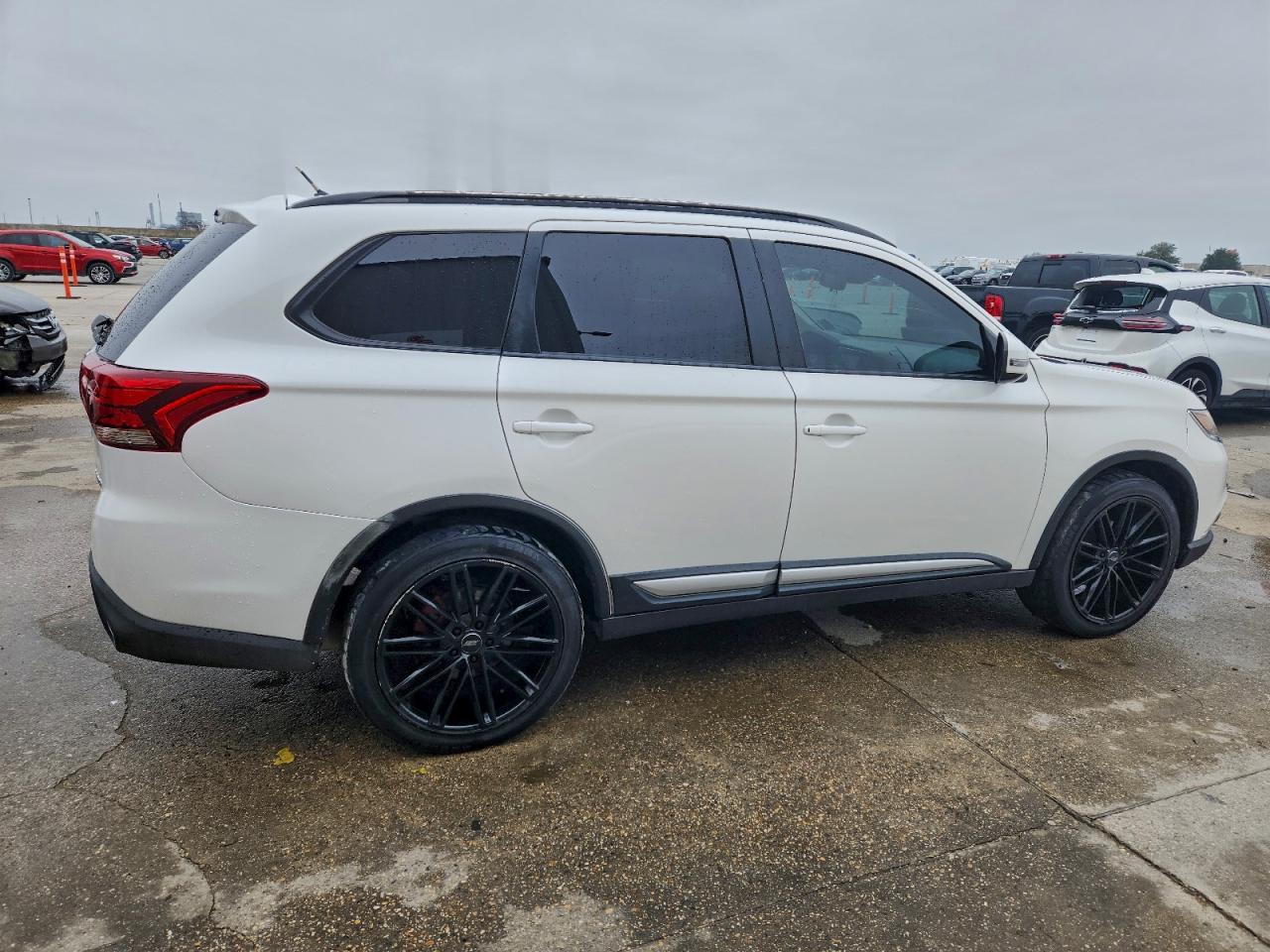 MITSUBISHI OUTLANDER SE