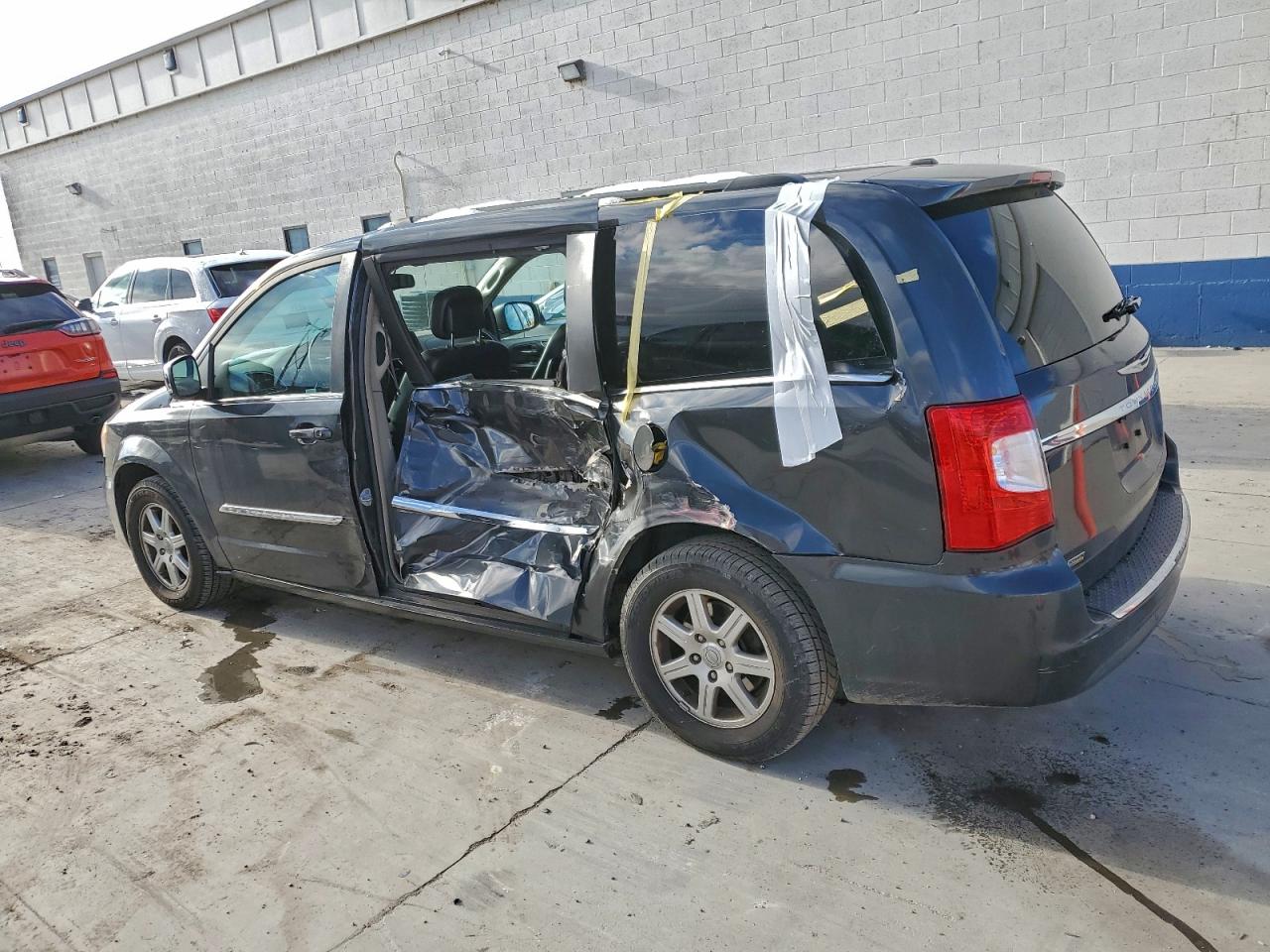 CHRYSLER TOWN & COUNTRY TOURING L