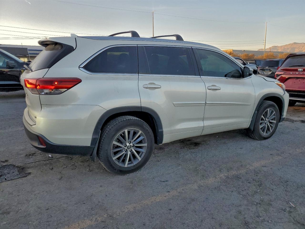 TOYOTA HIGHLANDER SE