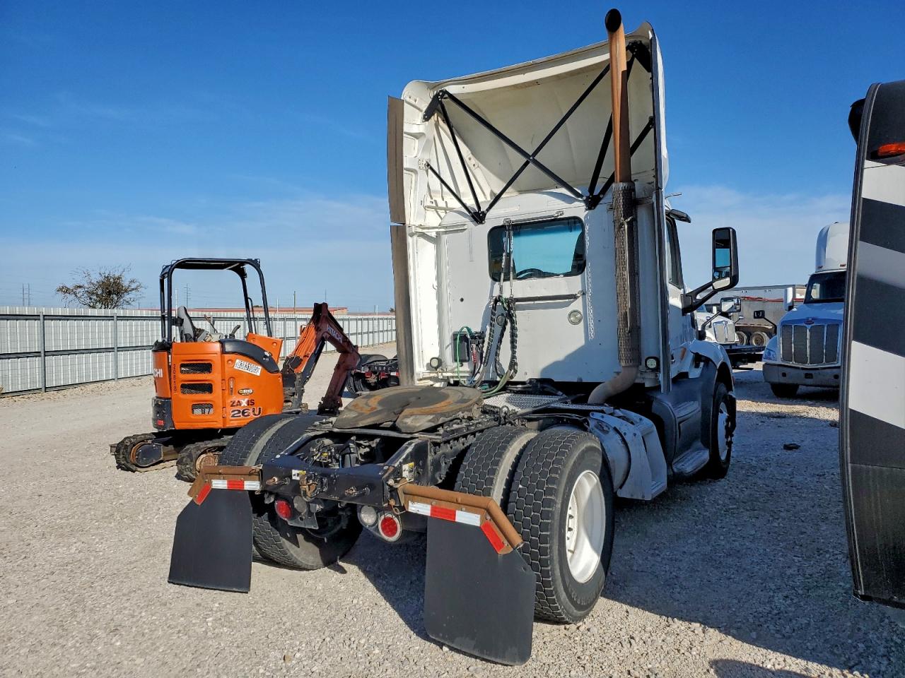 Lot #3315783368 2018 PETERBILT TRACTOR 579