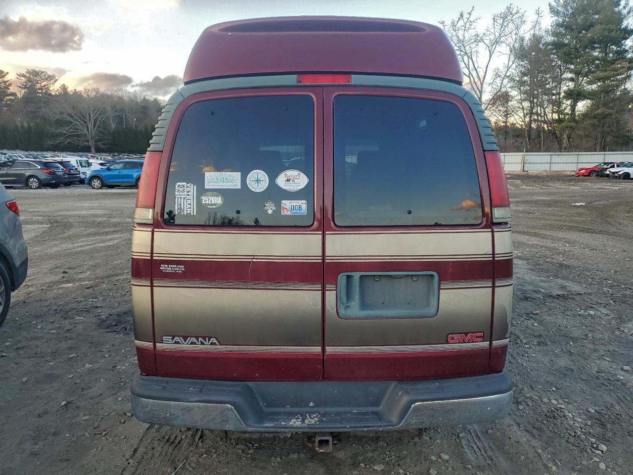 Lot #3305303323 2001 GMC SAVANA RV