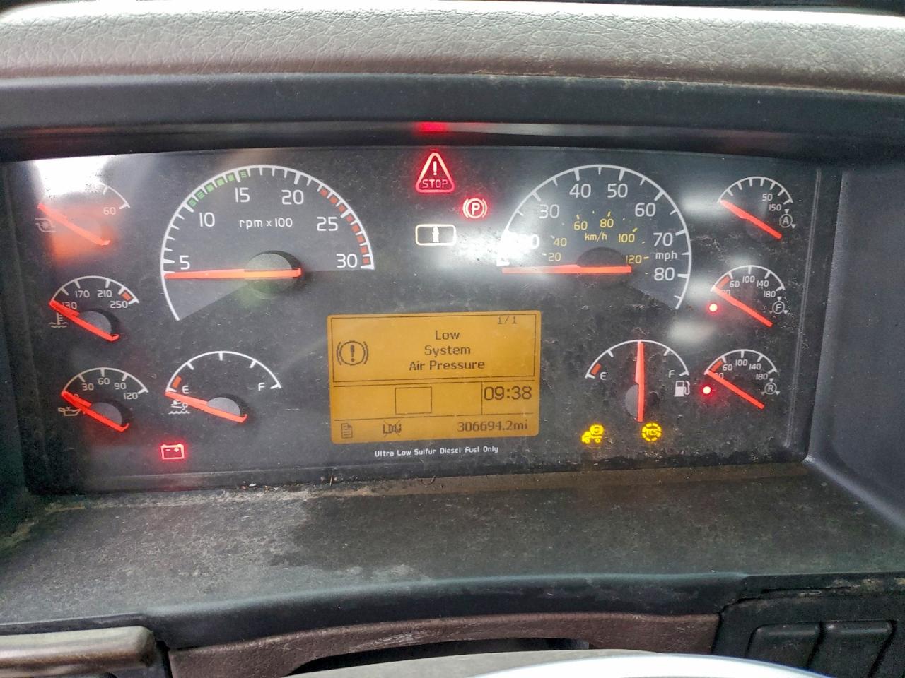 Lot #3304594441 2015 VOLVO VN VNL