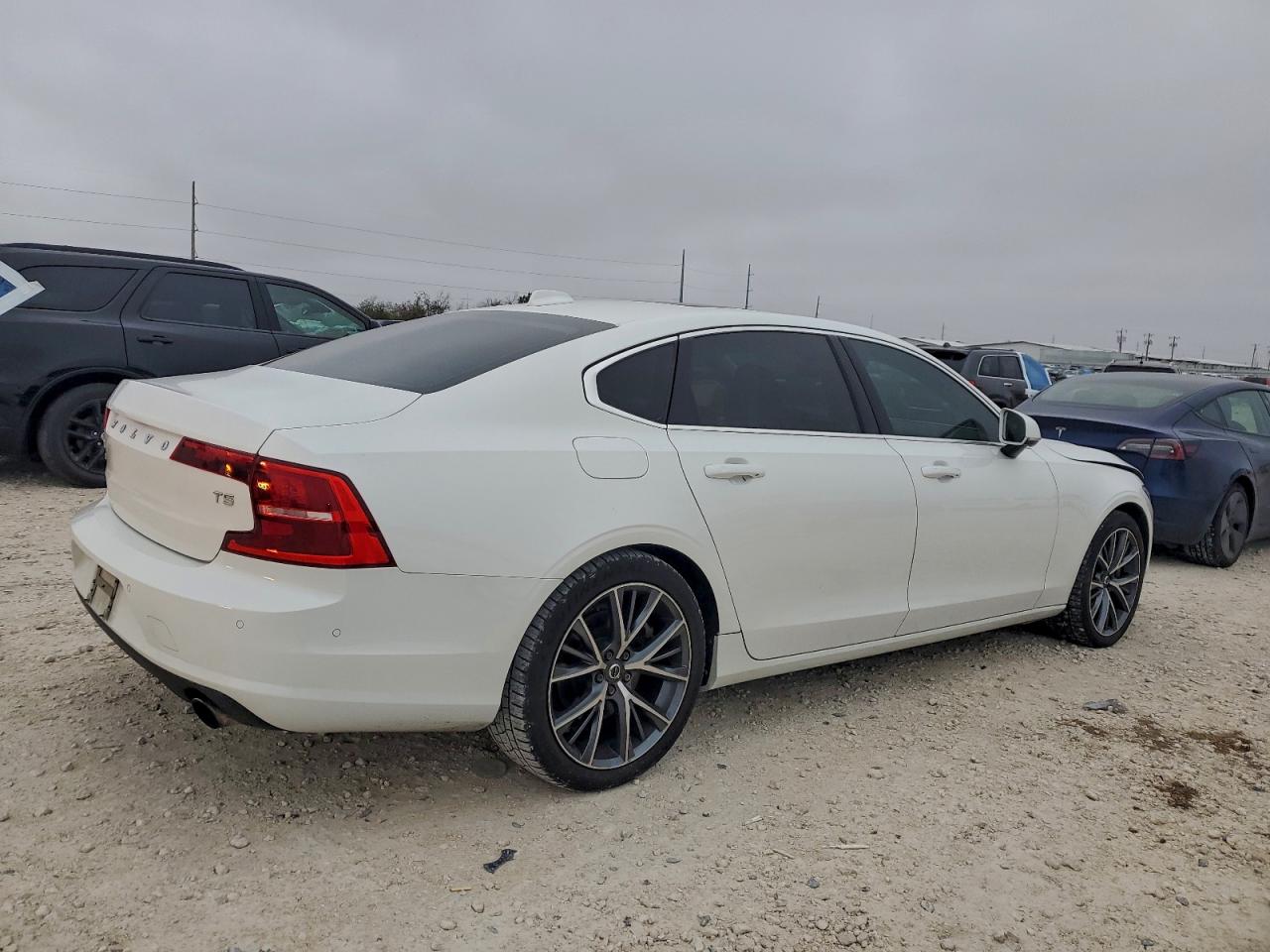 VOLVO S90 T5 MOMENTUM