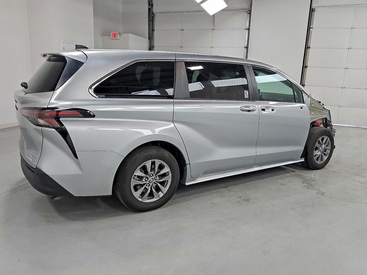 Lot #3317743085 2023 TOYOTA SIENNA XLE