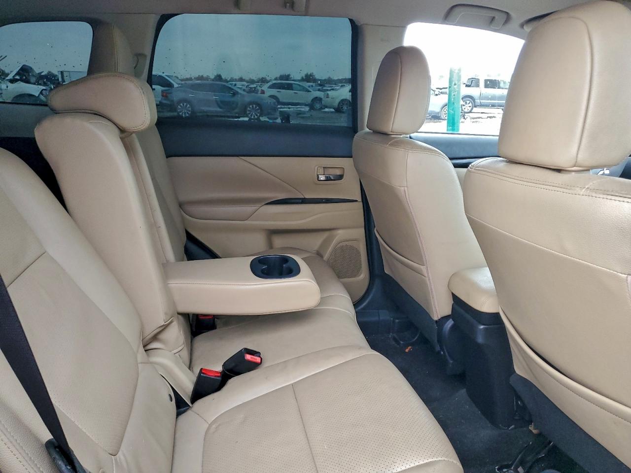 MITSUBISHI OUTLANDER SE