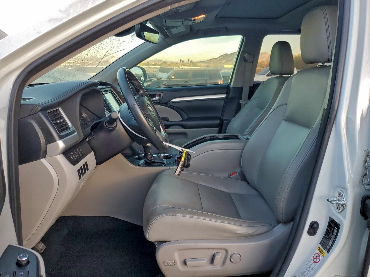 TOYOTA HIGHLANDER SE