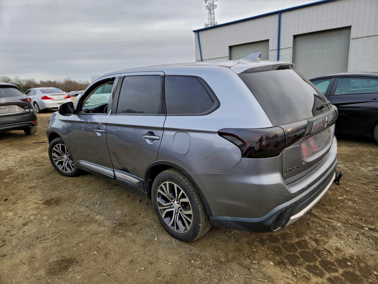 MITSUBISHI OUTLANDER SE
