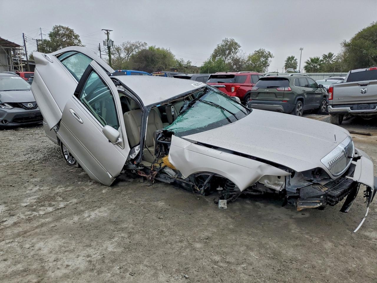 Lot #3311679228 2009 LINCOLN TOWN CAR S