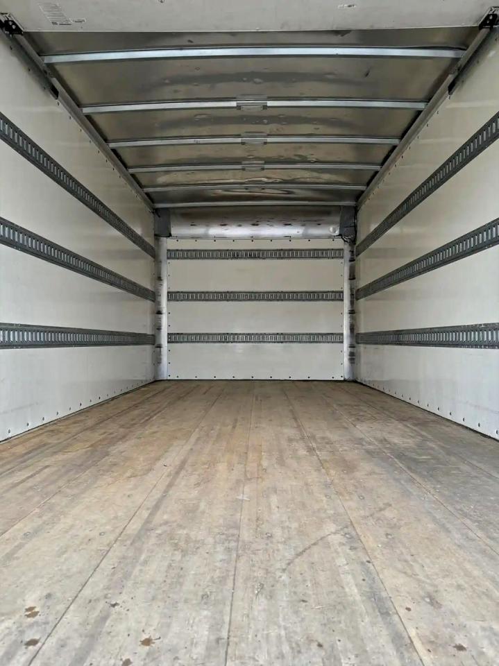 Lot #3316737446 2019 HINO 195