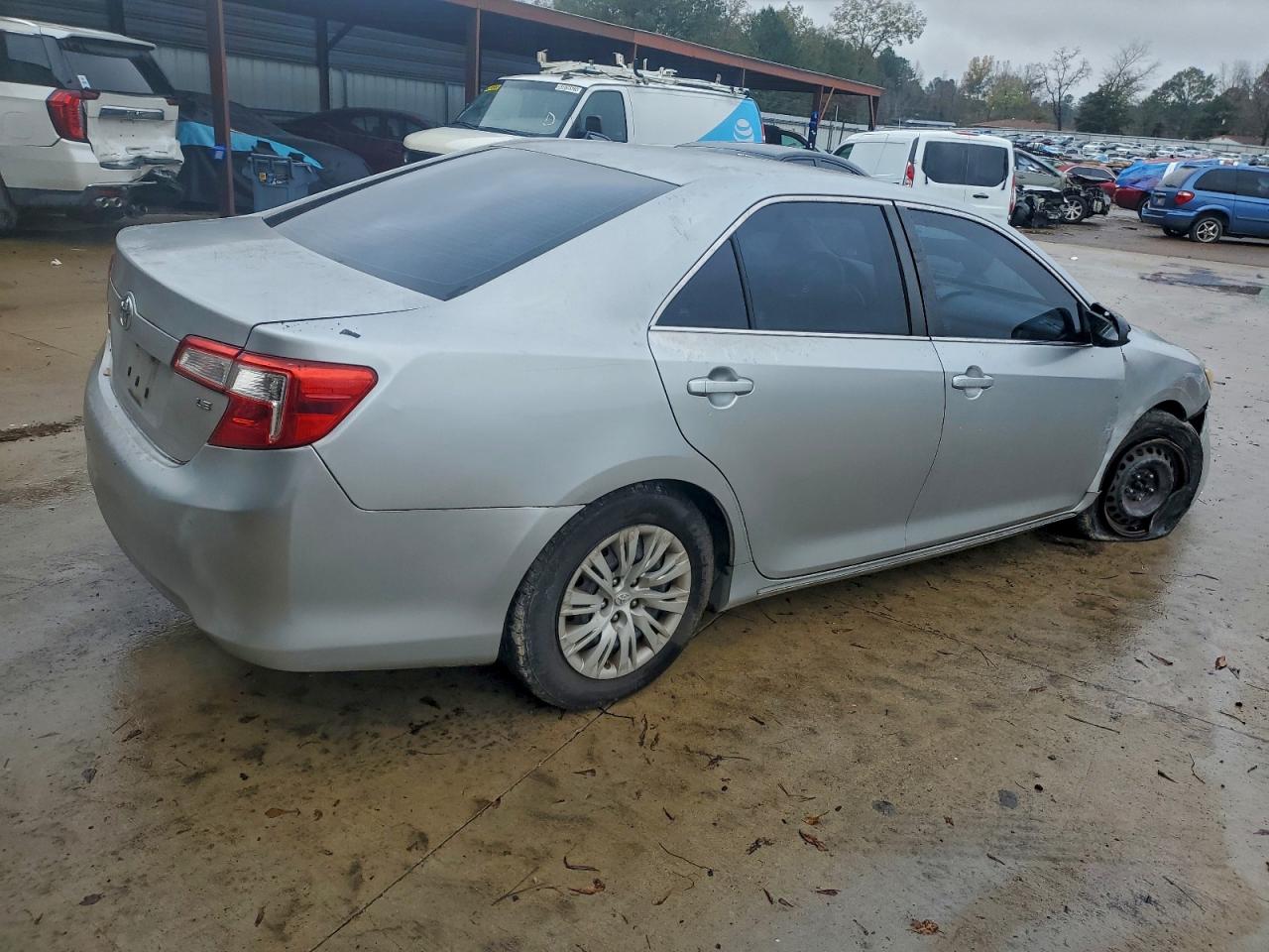 TOYOTA CAMRY BASE