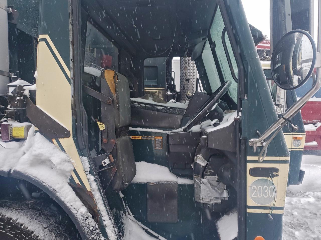 Lot #3304527441 2004 MACK 600 LE600