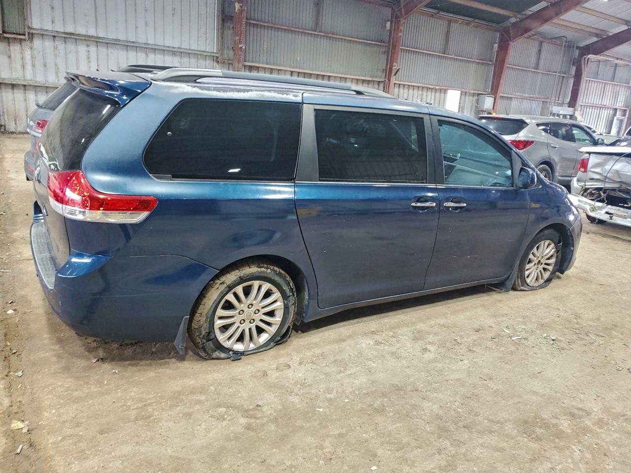 Lot #3318891920 2011 TOYOTA SIENNA XLE