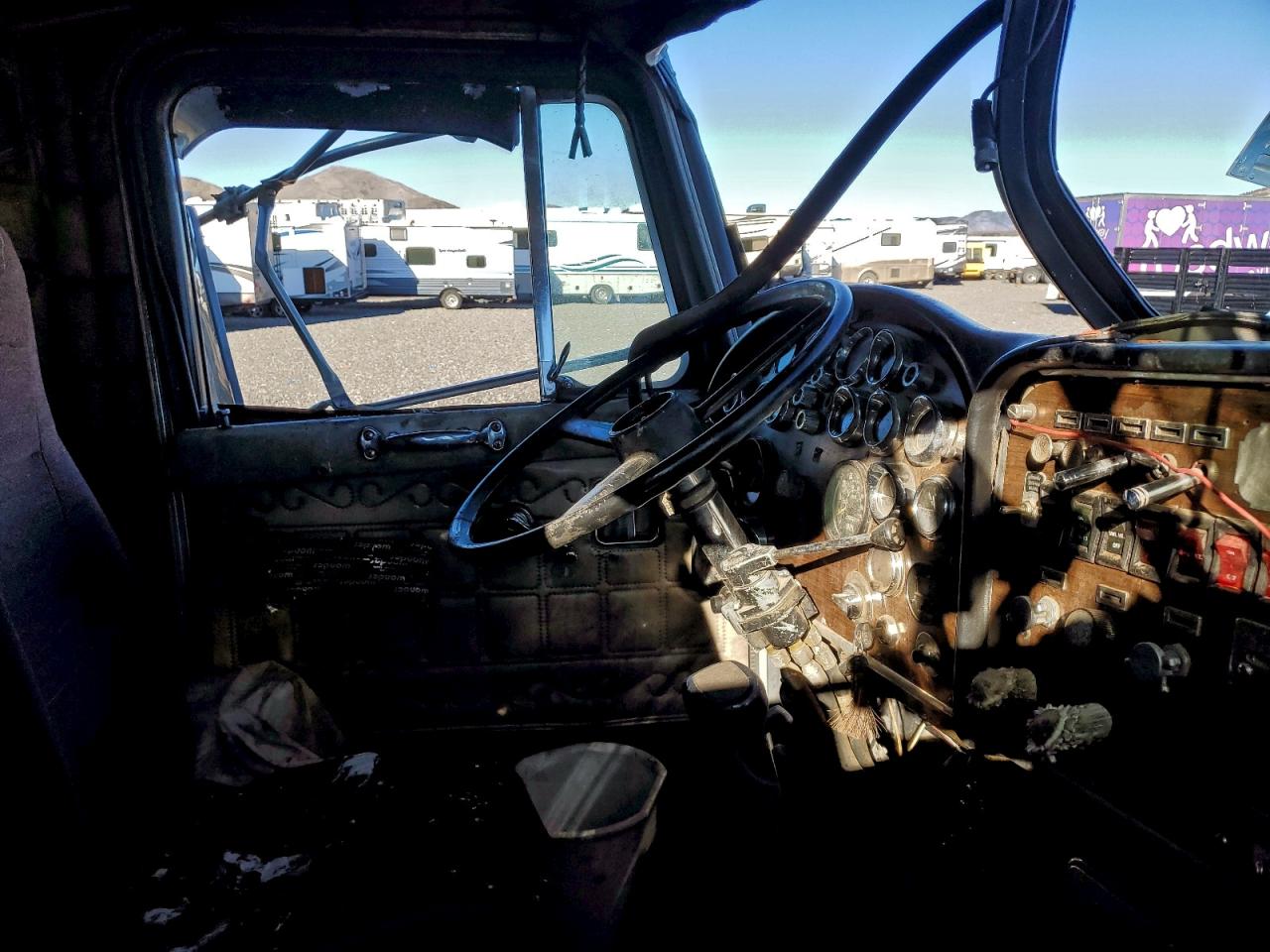 Lot #3312813095 1984 PETERBILT 382